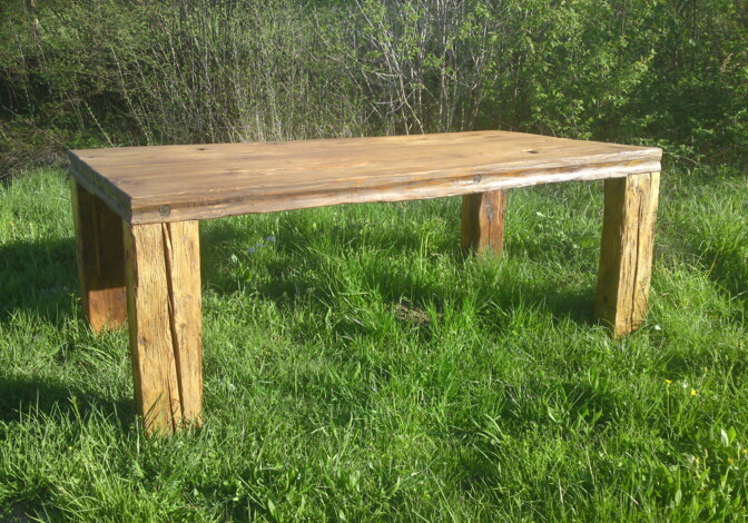 Konferenztisch aus Altholz im Grünen.