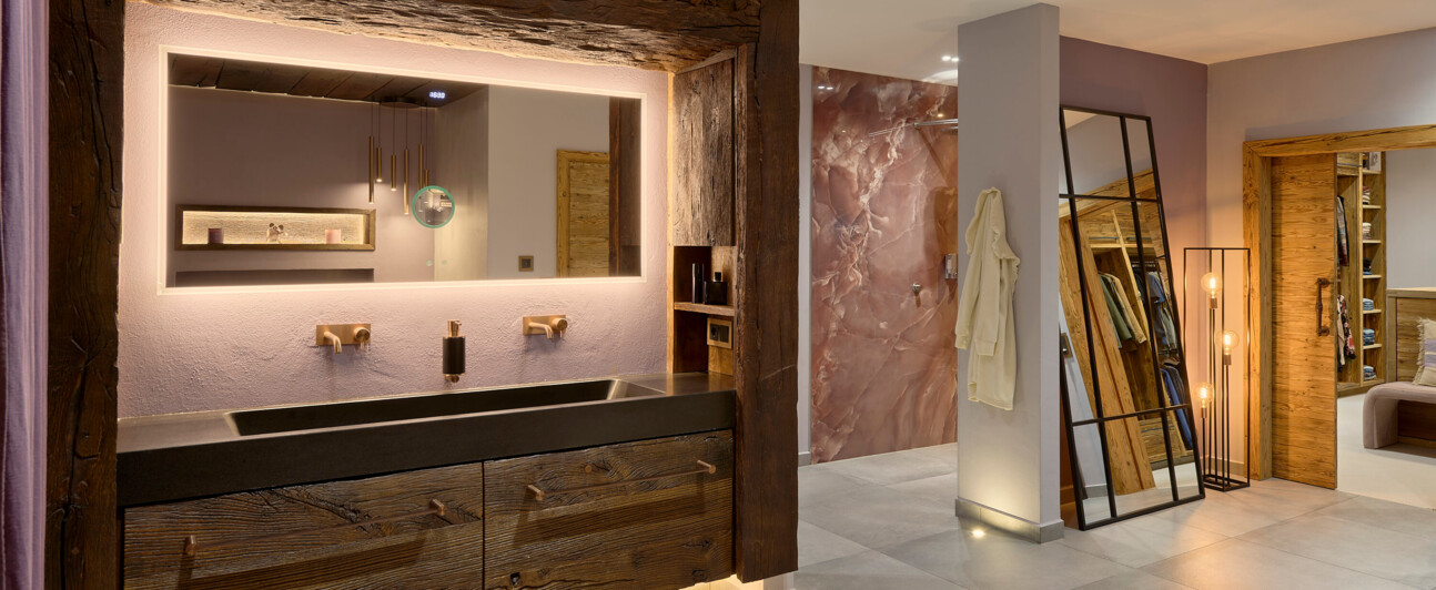 Luxuriöses Bad mit Altholz-Waschtisch, hinterleuchtetem Spiegel und roséfarbenem Duschbereich.