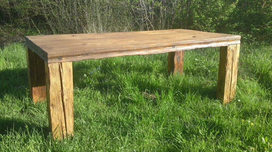 Konferenztisch aus Altholz im Grünen.