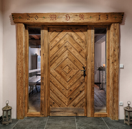Rustikale Altholz-Tür mit Fischgrätmuster und Glas-Seitenteilen.