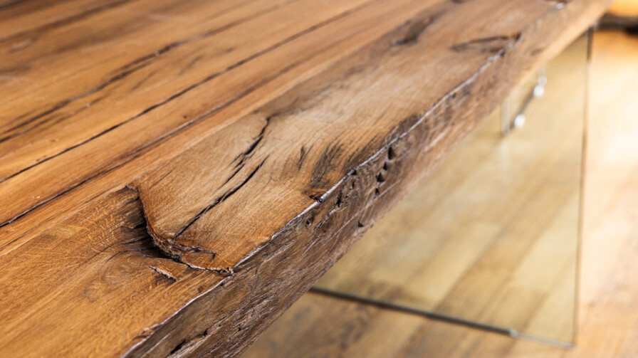 Nahaufnahme einer Schreibtischplatte aus Altholz.